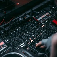 唢呐混搭DJ国潮版-2025最炸裂土嗨神曲颠覆听觉